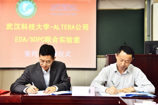 吴怀宇副校长与陈卫中经理分别代表协议双方在联合实验室协议书上签字